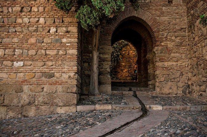 1.5-Hour Roman Theater and Alcazaba Castle Walking Tour - Alcazaba Castle: Arms Courtyard, Cuartos de Granada, and the Big Views