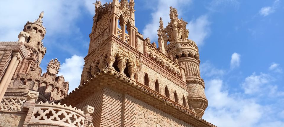 Benalmadena: Colomares Castle Tour with Entry Ticket - Numbered scenes and QR codes: the easiest way to keep track