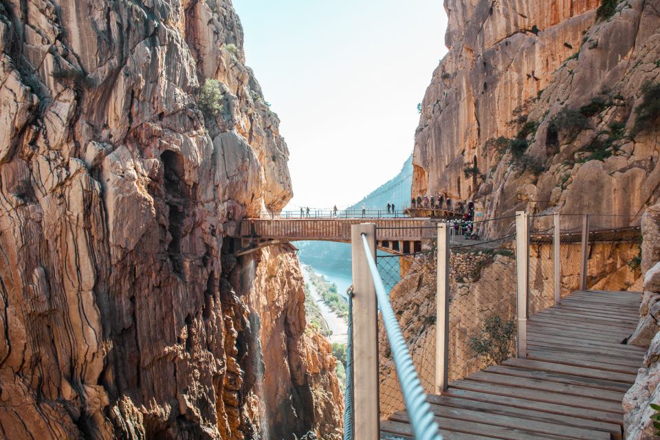 Caminito del Rey: Trekking Tour with Hiking Guide - El Kiosko meeting point and the shuttle reality after El Chorro