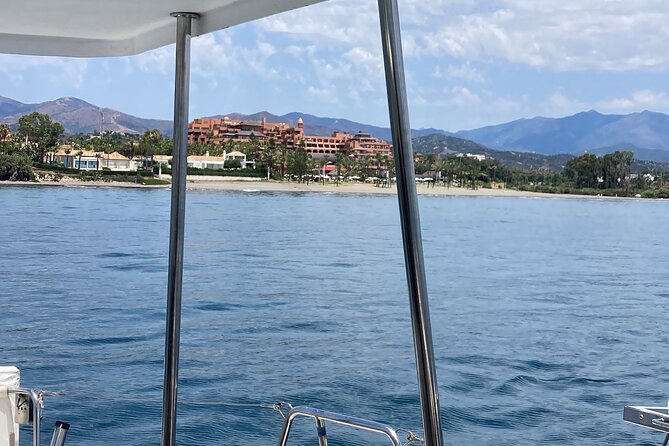Dolphin trips on a catamaran - Crew and local vibe: friendly hosts, bilingual help, and named personalities