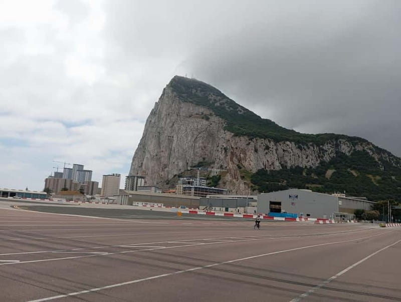 From Fuengirola: Gibraltar Day Trip - Cable car vs taxi tour: how to spend your limited hours