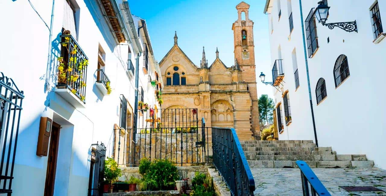 From Málaga: Caminito del Rey & Antequera: Dolmens and free time - The guides: the difference between a tour and a story