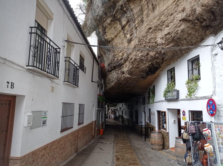 From Málaga: Ronda+Setenil de las Bodegas with Little Train - Getting started in Málaga: Farmacia Sánchez Fernández and a smooth pickup