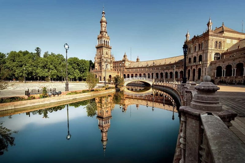 From Malaga: Seville Day Trip with Real Alcázar Tickets - Puerta de Jerez to Plaza del Triunfo: how the Santa Cruz walk really works