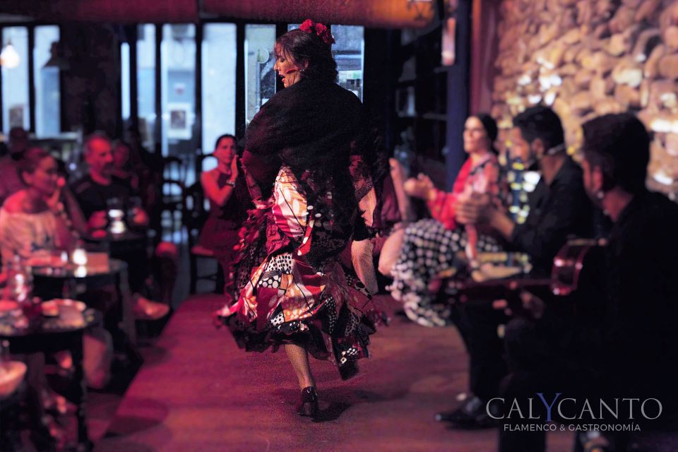 Malaga: Authentic Flamenco Show at El Gallo Ronco - Inside the venue: how the intimate room changes the show