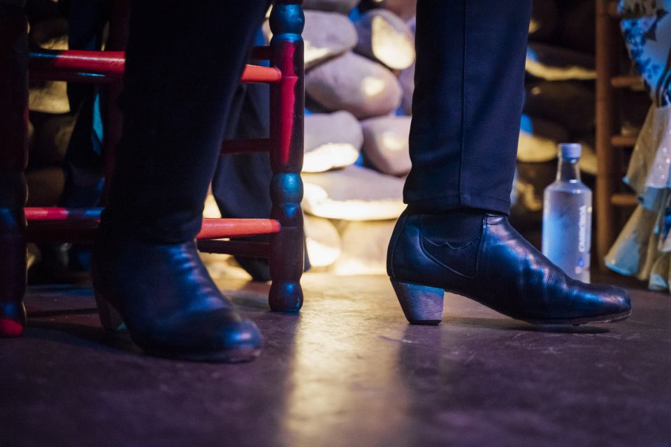 Malaga: Authentic Flamenco Show at El Gallo Ronco - Food, drinks, and the restaurant spaces you can use