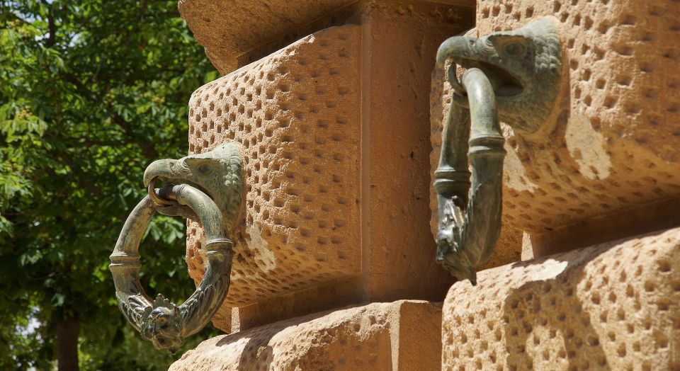 Malaga: Granada Day Trip with Alhambra, Palaces and Gardens - Generalife Gardens and the sultan’s summer palace: green calm after the palaces