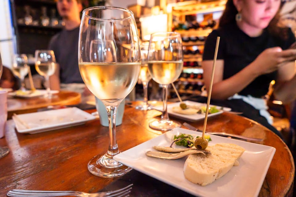 Malaga: Wine and Tapas Tour with Tastings and Drinks - Walking Malaga with food as the map