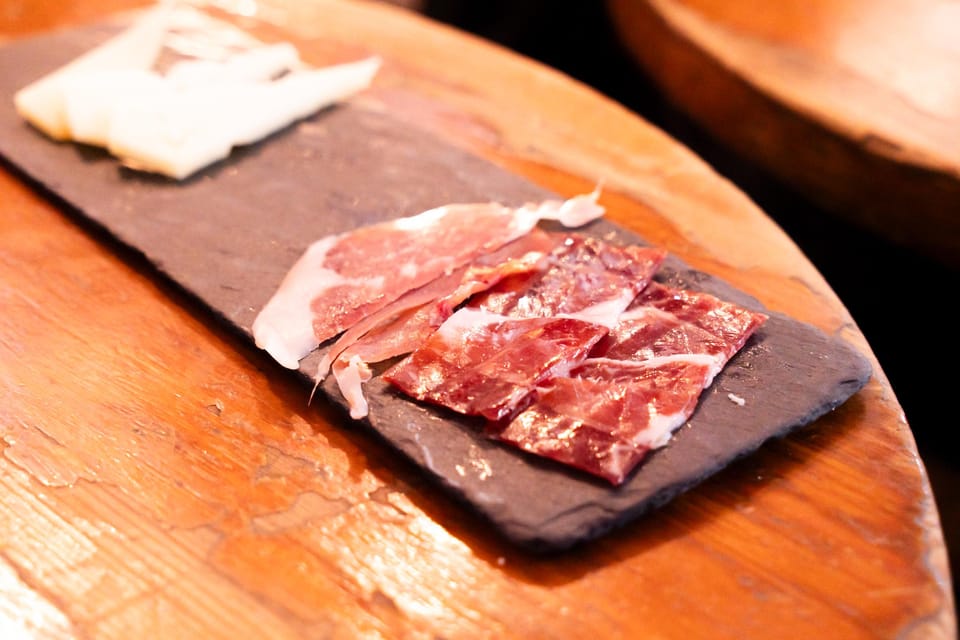 Malaga: Wine and Tapas Tour with Tastings and Drinks - Guides, pacing, and the small-group advantage