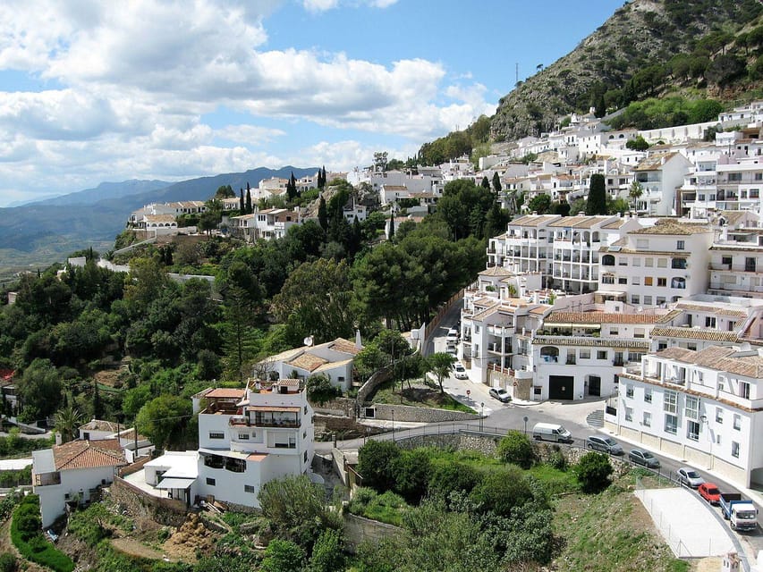 Mijas: Panoramic city tour with an electric Tuk Tuk - Monumento al Pastor: The First Stretch Sets the Scene