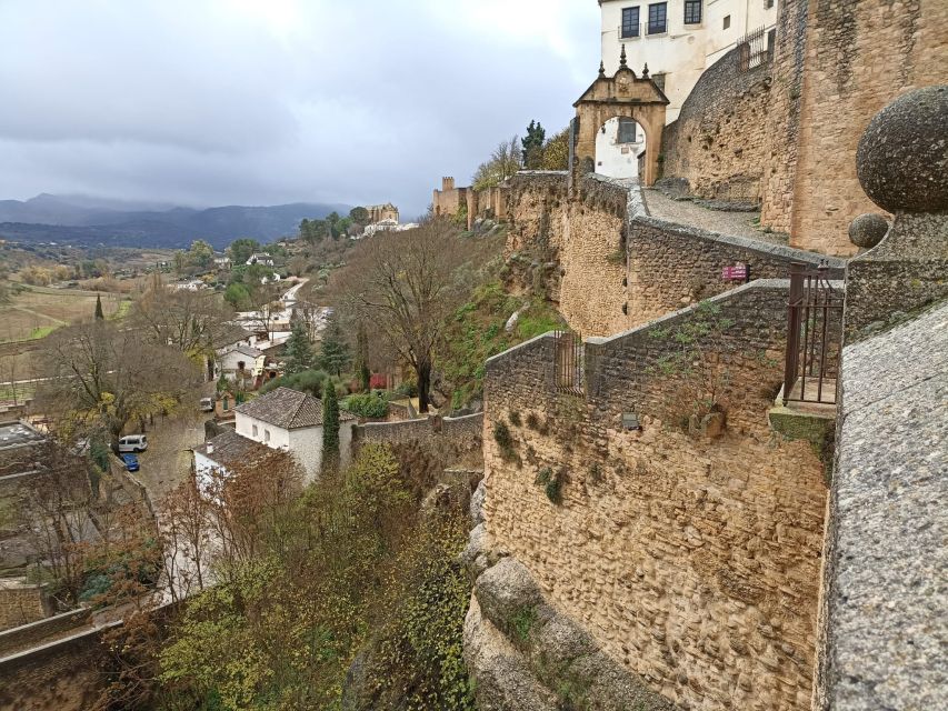Ronda: Guided Walking Tour with English or Spanish Guide - The New Bridge: your best photo depends on where you stand