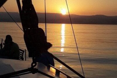 Sunset Sailing Experience in Estepona - Boarding Velero Intrepido: what the boat and group size change