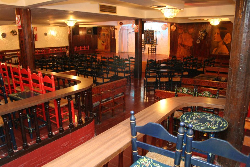 Torremolinos: Flamenco Show with Drinks - The drink and your seats: small-room comfort rules